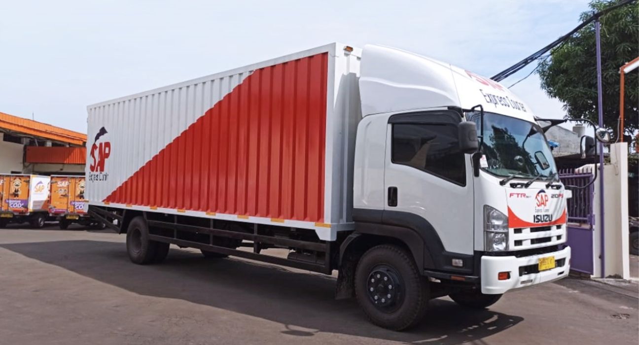 Proses pengiriman barang bervolume dan berbobot besar dengan armada Isuzu