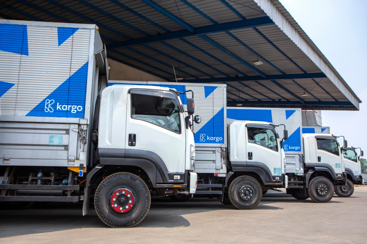 Deretan armada truk kargo di area distribusi logistik Indonesia