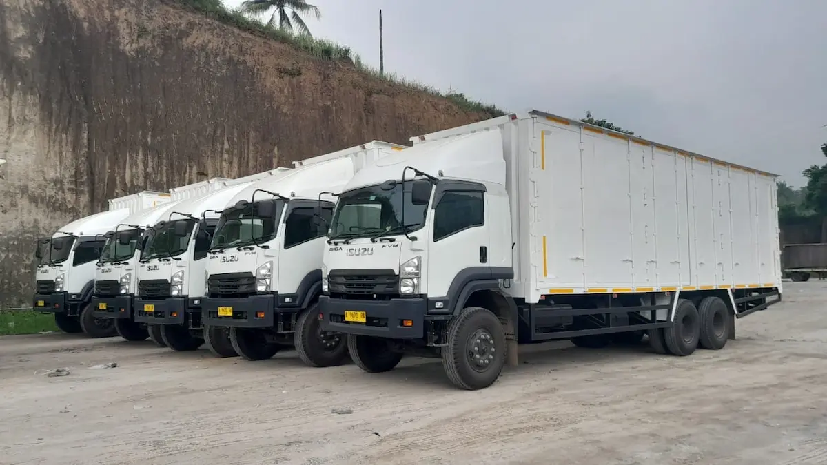 Armada truk logistik Isuzu beroperasi di jalur distribusi Indonesia