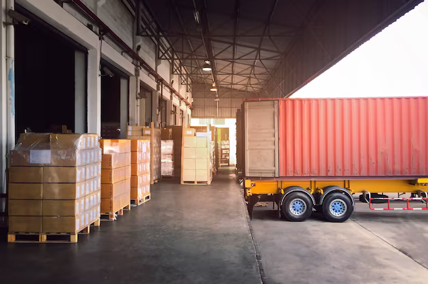 Armada truk distribusi FMCG di gudang